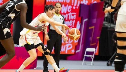 在场赢24分！中国女篮24岁1米86王牌闪耀：李梦替身变3D悍将